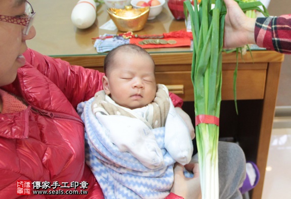 剃胎毛、滿月剃頭、嬰兒剃頭、嬰兒理髮、嬰兒剃髮、嬰兒剃胎毛、嬰兒滿月剃頭、寶寶剃頭、剃胎毛儀式、剃胎毛吉祥話、滿月剃頭儀式、滿月剃頭吉祥話、寶寶剃胎毛、寶寶滿月剃頭理髮、 台北萬華區剃胎毛、台北萬華區滿月剃頭、 台北萬華區嬰兒剃頭剃胎毛、台北萬華區嬰兒理髮、台北萬華區嬰兒剃髮、林寶寶(台北萬華區到府嬰兒寶寶滿月剃頭理髮、免費到府嬰兒剃胎毛儀式吉祥話)。到府剃頭剃胎毛主持、專業拍照、DVD光碟、證書。★購買「臍帶章、肚臍章、胎毛筆刷印章」贈送：剃頭、收涎、抓周，三選一。2016.01.30 照片12